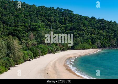 Spiaggia di sabbia e foresta Spiaggia e faro, Mu Ko Lanta National Park, Koh Lanta, Thailandia Foto Stock