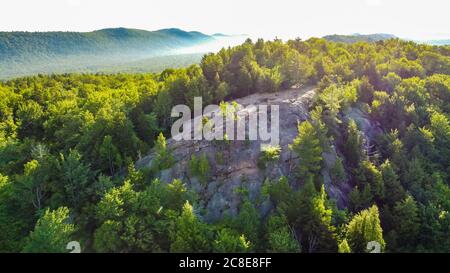 Vista panoramica aerea del Rocky Mountain Summit nell'area di Adirondacks, stato di New York Foto Stock