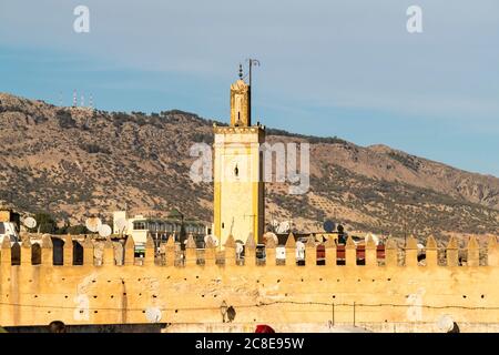 Marocco, Fes-Meknes, Fes, Minareto dietro la parete della porta della città di Bab Chems Foto Stock