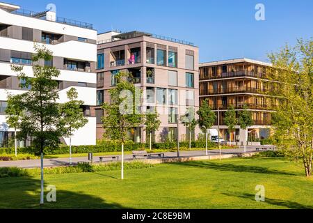 Germania, Baden-Wrttemberg, Heilbronn, Neckar, distretto di Neckkarbogen, nuovi edifici ad alta efficienza energetica Foto Stock