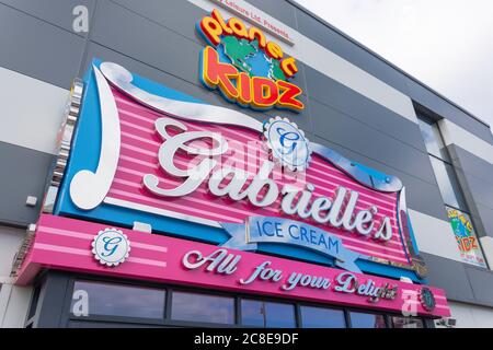 La gelateria di Gabrielle sul lungomare, Newcomen Terrace, Redcar, North Yorkshire, Inghilterra, Regno Unito Foto Stock