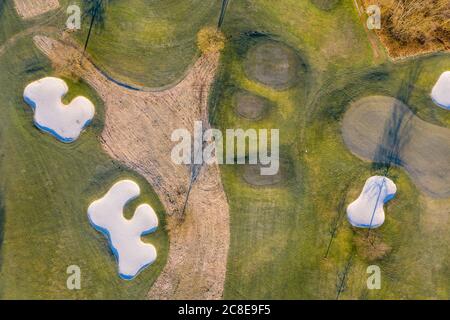 Germania, Baviera, Wolfratshausen, Drone vista del campo da golf di campagna all'alba Foto Stock