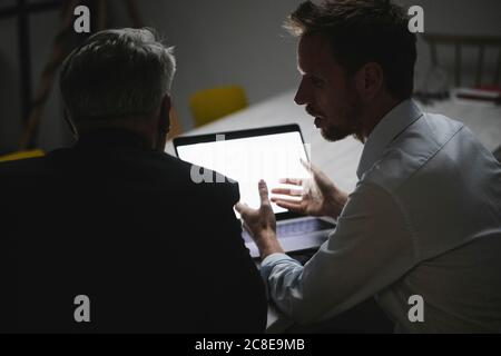 Imprenditori che hanno una riunione in ufficio moderno, parlando di affari Foto Stock