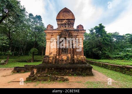 Vietnam, Provincia di Quang Nam, Antica tomba nelle rovine del complesso di My Son