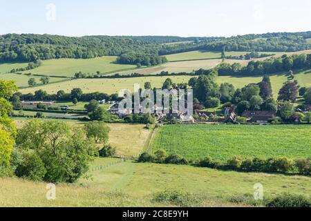 Villaggio dal Ibstone hill, Turville, Buckinghamshire, Inghilterra, Regno Unito Foto Stock