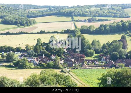 Villaggio dal Ibstone hill, Turville, Buckinghamshire, Inghilterra, Regno Unito Foto Stock