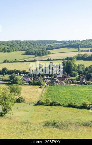 Villaggio dal Ibstone hill, Turville, Buckinghamshire, Inghilterra, Regno Unito Foto Stock