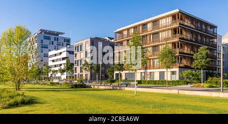 Germania, Baden-Wrttemberg, Heilbronn, Neckar, distretto di Neckkarbogen, nuovi edifici ad alta efficienza energetica Foto Stock