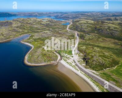 Russia, regione di Murmansk, distretto di Kolsky, Teriberka, costa e strada del mare, vista aerea Foto Stock