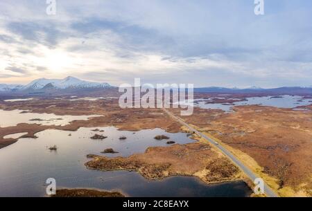 Regno Unito, Scozia, veduta aerea della riva di Lochan na h-Achlaise a Rannoch Moor Foto Stock