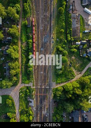Russia, Leningrado Oblast, Tikhvin, Vista aerea di auto ferroviarie stazionarie Foto Stock