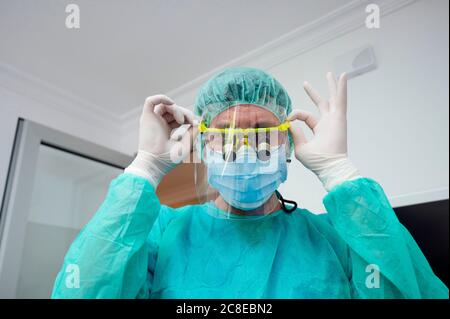 Primo piano del dentista maschile che indossa una loupa in ospedale Foto Stock