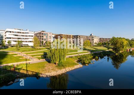 Germania, Baden-Wrttemberg, Heilbronn, Neckar, distretto di Neckkarbogen, nuovi edifici ad alta efficienza energetica Foto Stock