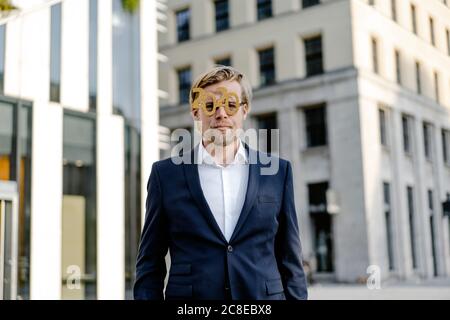 Uomo d'affari che indossa 2020 occhiali da cabaret in città Foto Stock