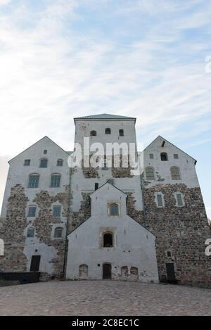 Castello medievale contro la vista del cielo in Turku Finlandia Foto Stock