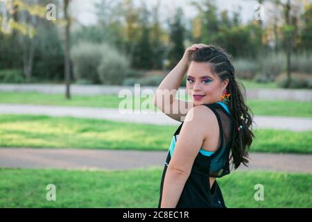 Adolescente ragazza con sindrome di Down indossando 80's colorful make-up e. vestiti Foto Stock