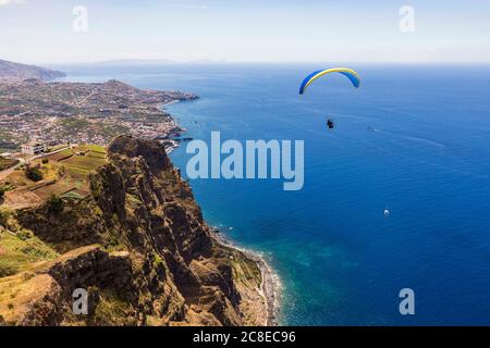 Portogallo, parapendio che sorvola la scogliera di Cabo Girao in estate Foto Stock