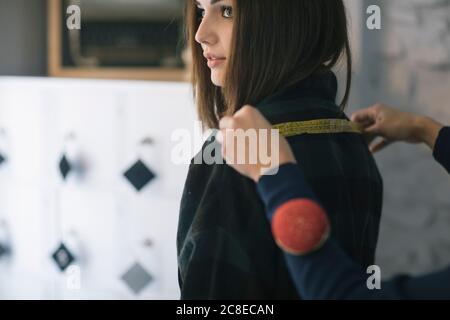 Mani tagliate di misura su misura giovane donna vestito nel design studio Foto Stock