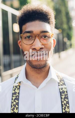 Ritratto di un giovane sicuro e alla moda in città Foto Stock