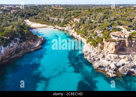 Spagna, Maiorca, Santanyi, Drone vista baia Cala Llombars Foto Stock