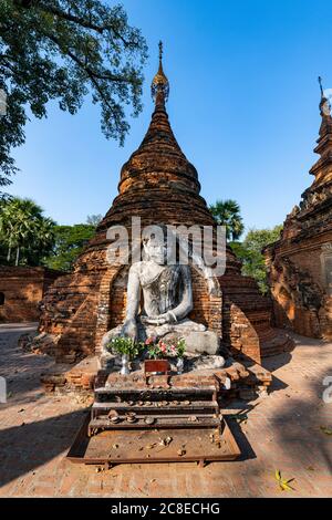 Myanmar, Regione Mandalay, Inwa, altare nel complesso della Pagoda di Yadana Hsemee Foto Stock