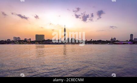 Egitto, Cairo, Cairo Torre sull'isola di Gezira visto attraverso il fiume Nilo al tramonto Foto Stock