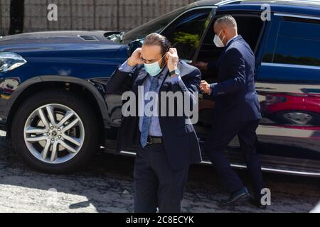 San Salvador, El Salvador. 23 luglio 2020. Tariq al Othman, Chargé d'Affaires dell'Ambasciata dello Stato del Qatar a El Salvador entrando nell'ambasciata. Lo Stato del Qatar ha donato forniture mediche e protezione all'Associazione dei giornalisti di El Salvador (SCIMMIE) nel contesto della crisi sanitaria causata dalla pandemia del COVID-19. Credit: Carlos Diaz/Alamy Live News. Foto Stock