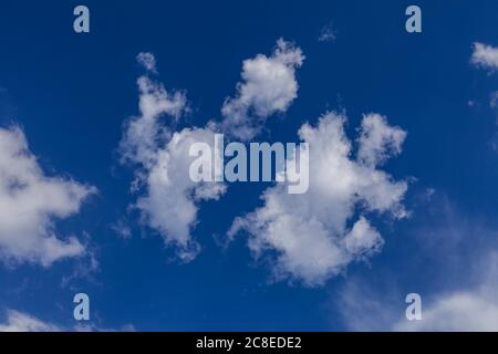 Nuvole contro il cielo blu Foto Stock