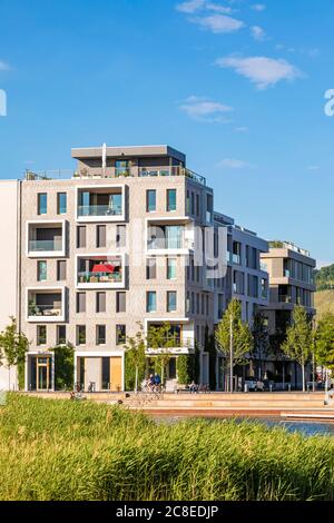 Germania, Baden-Wrttemberg, Heilbronn, Neckar, distretto di Neckkarbogen, nuovi edifici ad alta efficienza energetica Foto Stock