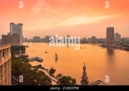 Egitto, Cairo, Nilo con skyline e zona del centro da Garden City al tramonto Foto Stock