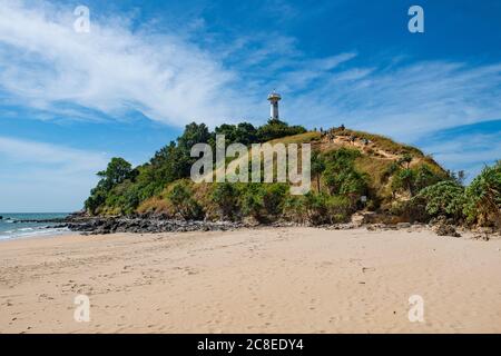 Spiaggia e faro, Mu Ko Lanta National Park, Koh Lanta, Thailandia Foto Stock