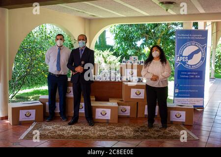 San Salvador, El Salvador. 23 luglio 2020. Tariq al Othman, Chargé d'Affaires dell'Ambasciata dello Stato del Qatar in El Salvador, che tiene una conferenza stampa con Angelica Carcamo, presidente DELLE SCIMMIE. Lo Stato del Qatar ha donato forniture mediche e protezione all'Associazione dei giornalisti di El Salvador (SCIMMIE) nel contesto della crisi sanitaria causata dalla pandemia del COVID-19. Credit: Carlos Diaz/Alamy Live News. Foto Stock