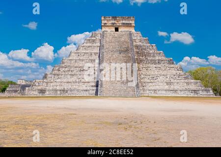La piramide di Kukulkan presso l'antica città maya di Chichen Itza in Messico Foto Stock