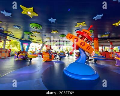 Orlando, FL/USA-11/27/19: Giro degli alieni Swirls nella Terra di Toy Story all'Hollywood Studios Park al Walt Disney World di Orlando, FL. Foto Stock