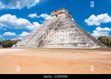 Il Tempio di Kukulkan, un edificio iconico presso l'antica città maya di Chichen Itza Foto Stock