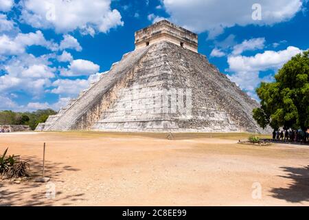 Il Tempio di Kukulkan, un edificio iconico presso l'antica città maya di Chichen Itza Foto Stock