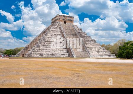 Il Tempio di Kukulkan, un edificio iconico presso l'antica città maya di Chichen Itza Foto Stock