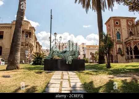 Statua di Rabarama vicino al mare a Reggio Calabria. Centro storico di Reggio Calabria durante una giornata estiva. E' possibile vedere villa genovese Zerbi sul retro Foto Stock