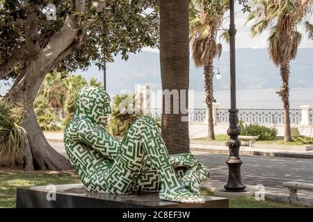 Statua di Rabarama vicino al mare a Reggio Calabria. Centro storico di Reggio Calabria durante una giornata estiva. E' possibile vedere villa genovese Zerbi sul retro Foto Stock