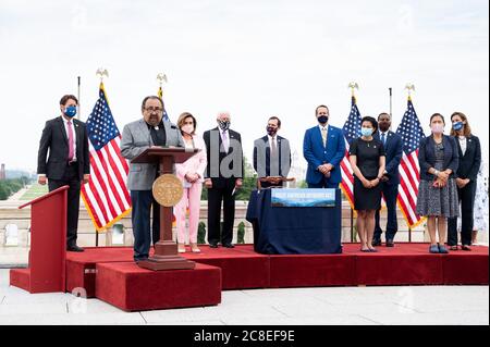 Washington, USA 23 luglio 2020. 23 luglio 2020 - Washington, DC, Stati Uniti: Rappresentante degli Stati Uniti Raul Grijalva (D-AZ) al 'arruolamento' del Great American Outdoors Act (H.R. 1957) dove è firmato dal Presidente della Casa tenuta sulla terrazza superiore Ovest del Campidoglio degli Stati Uniti. (Foto di Michael Brochstein/Sipa USA) Credit: Sipa USA/Alamy Live News Foto Stock