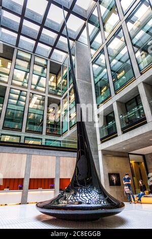 Interno della lobby dell'Angel Building con scultura di Ian McChesney, 407 St John Street EC1V, Islington, Londra, Regno Unito Foto Stock