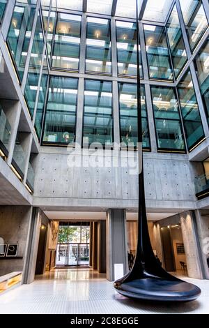 Interno della lobby dell'Angel Building con scultura di Ian McChesney, 407 St John Street EC1V, Islington, Londra, Regno Unito Foto Stock