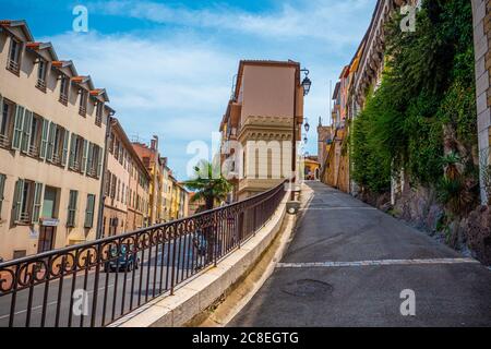 Il quartiere della città vecchia di Cannes con i suoi vicoli Foto Stock