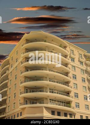 Grandi balconi curvi al tramonto Foto Stock