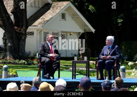 23 luglio 2020, Los Angeles, California, Stati Uniti: Il Segretario di Stato americano Mike Pompeo, a sinistra, discute con l'ospite di Hugh Hewitt durante un panel dopo aver tenuto un discorso sulla Cina comunista e sul futuro del mondo libero alla biblioteca presidenziale di Nixon il 23 luglio 2020 a Yorba Linda, California. Gli Stati Uniti hanno ordinato la chiusura del consolato cinese a Houston, Texas, domani. Credit: ZUMA Press, Inc./Alamy Live News Foto Stock