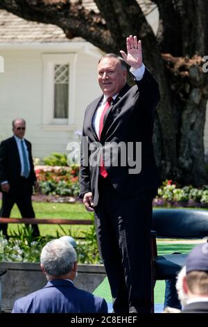 Los Angeles, California, Stati Uniti. 23 luglio 2020. Il Segretario di Stato americano Mike Pompeo ondeggia dopo aver tenuto un discorso sulla Cina comunista e sul futuro del mondo libero alla biblioteca presidenziale di Nixon il 23 luglio 2020 a Yorba Linda, California. Gli Stati Uniti hanno ordinato la chiusura del consolato cinese a Houston, Texas, domani. Credit: ZUMA Press, Inc./Alamy Live News Foto Stock