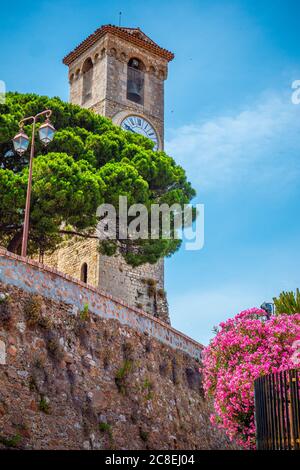 Il quartiere della città vecchia di Cannes con i suoi vicoli Foto Stock