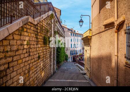 Il quartiere della città vecchia di Cannes con i suoi vicoli Foto Stock