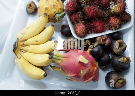 Vari frutti esotici nel mercato, frutti biologici tropicali. Foto Stock