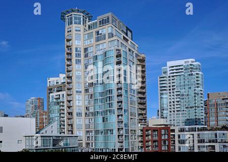 Quartiere di moderni edifici di appartamenti in stili diversi Foto Stock